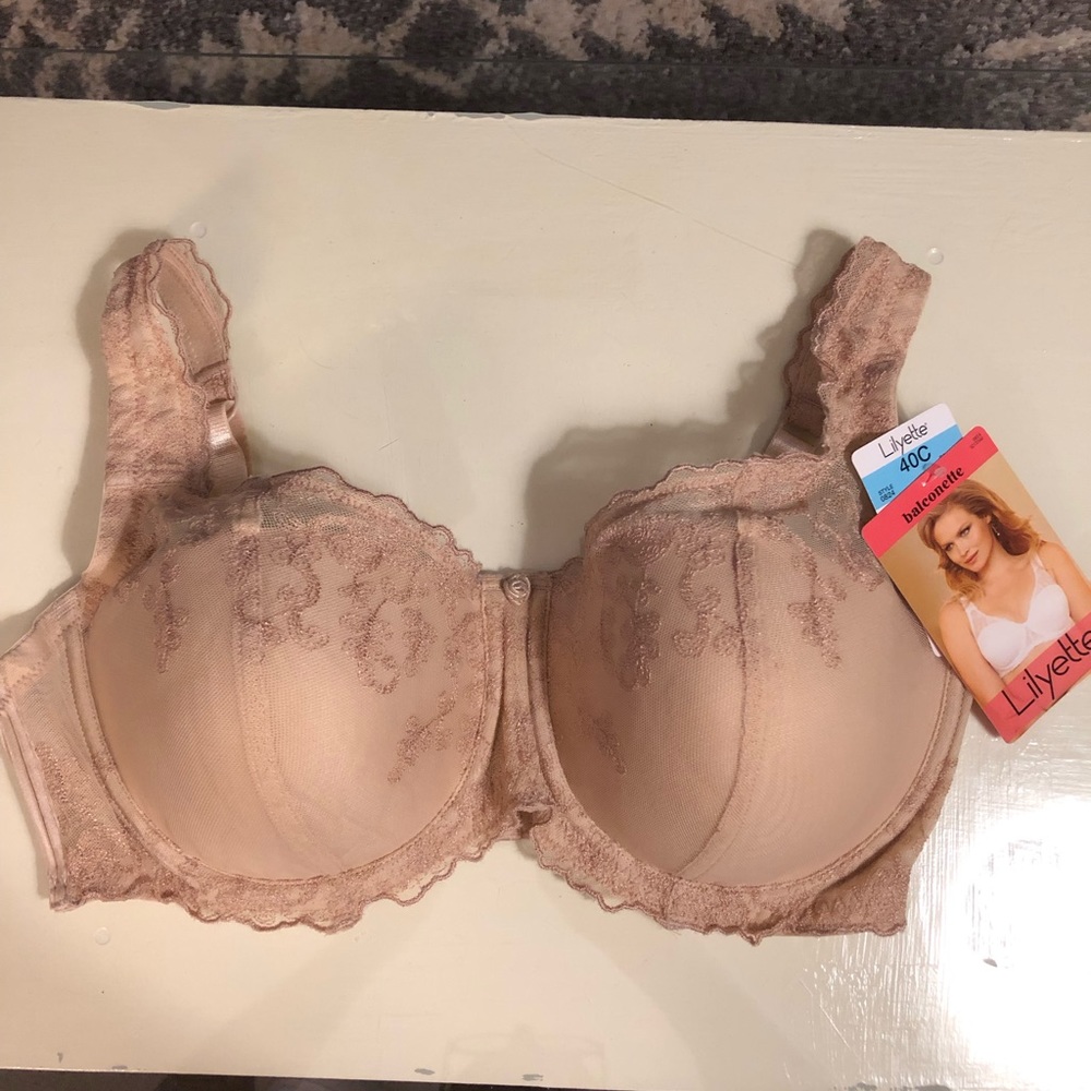 NWT Lilyette balconette lace bra